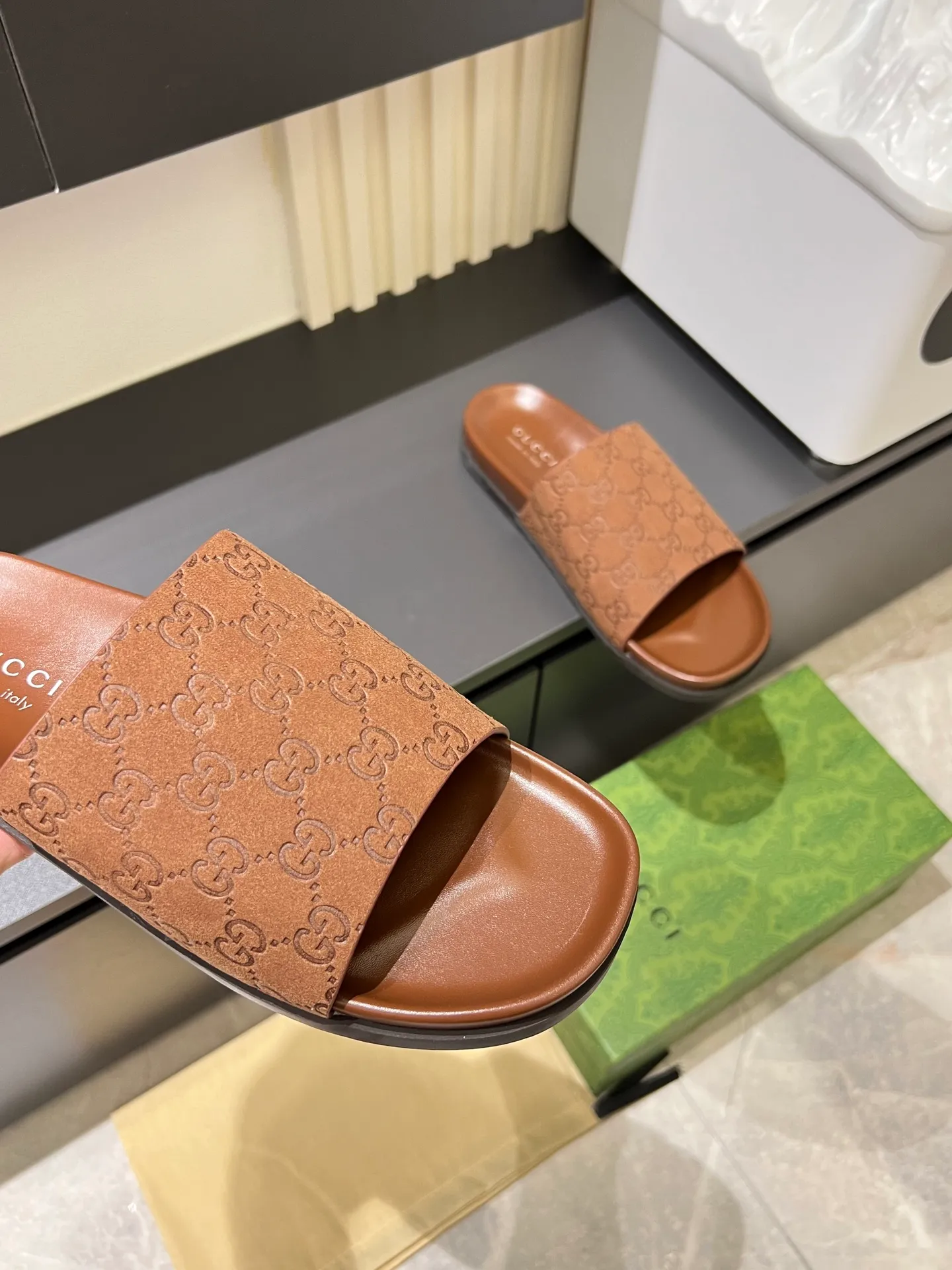 Men's Men's Shoes 💰p320 "GUCC＊" These slippers are made of GG polyester and feature a Gucci label on the front, adding a bold logo feel to the style. "Gucci Made in Italy" stamped label Rubber sole. Size 38-44